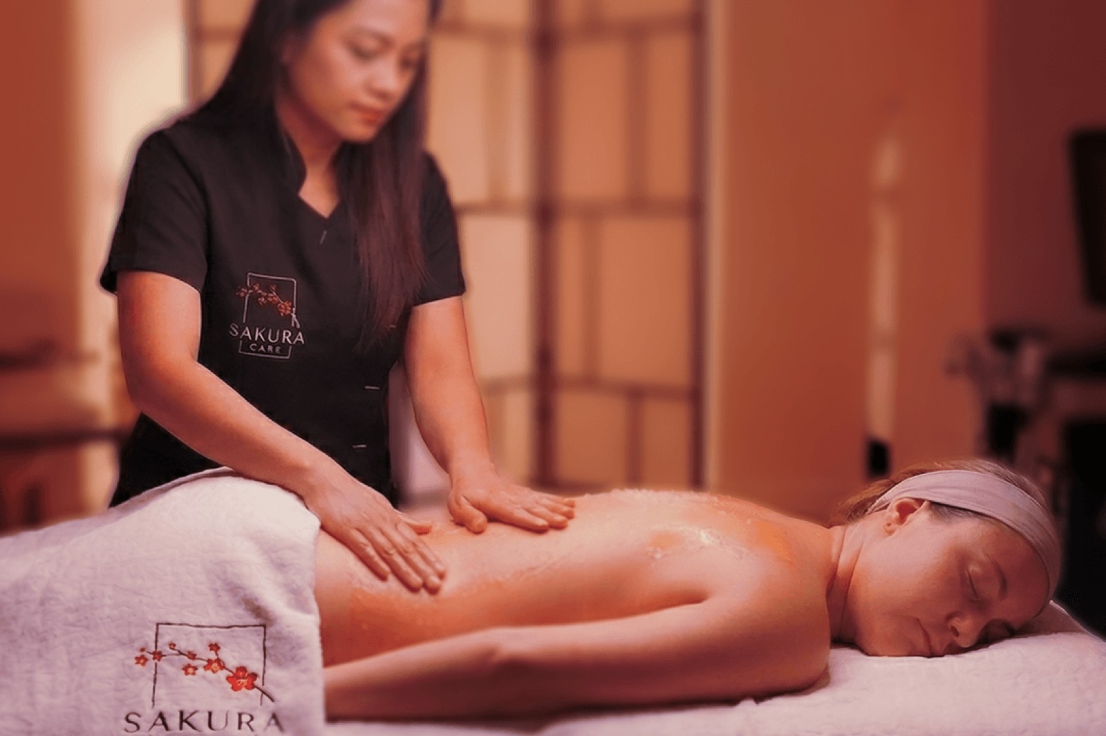 Une praticienne Sakura Care pendant un rituel