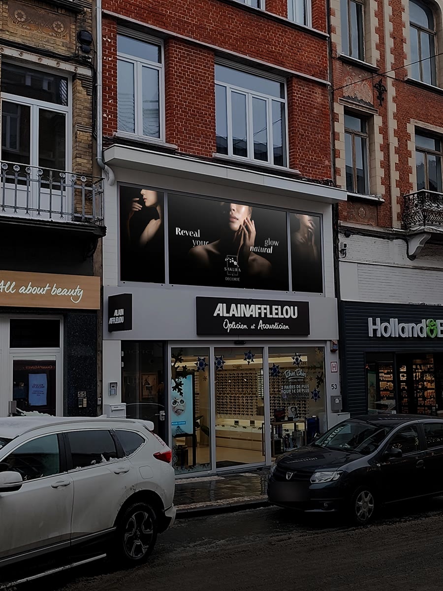 La vitrine Sakura Care × DECORTÉ, rue des Tongres 53